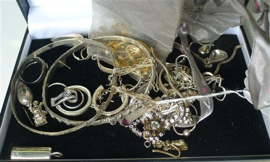 Sundry silver and gold jewellery incl. paste earrings